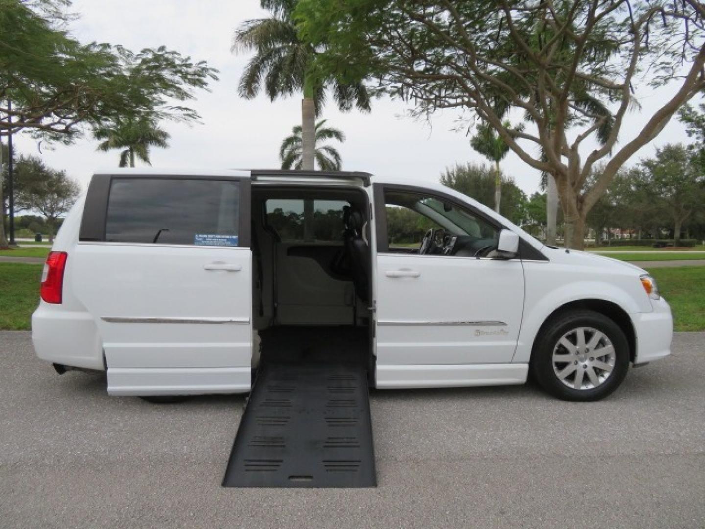 2014 White /Black Chrysler Town & Country (2C4RC1BG4ER) , located at 4301 Oak Circle #19, Boca Raton, FL, 33431, (954) 561-2499, 26.388861, -80.084038 - Photo#31